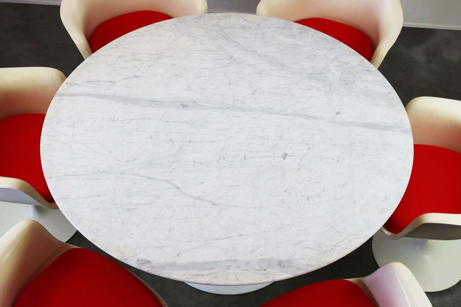 Knoll Tulip Eetkamerset Van Eero Saarinen, Jaren 1960 – Grote Marmeren Tafel Met Fauteuils photo Meubels
