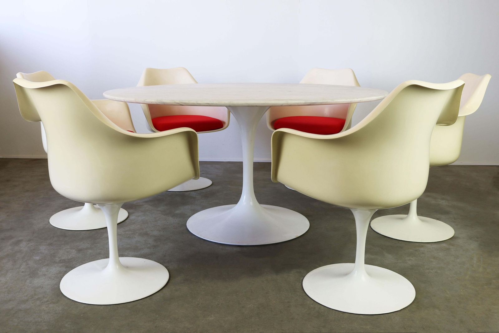 photo furniture Knoll Tulip Eetkamerset Van Eero Saarinen, Jaren 1960 – Grote Marmeren Tafel Met Fauteuils