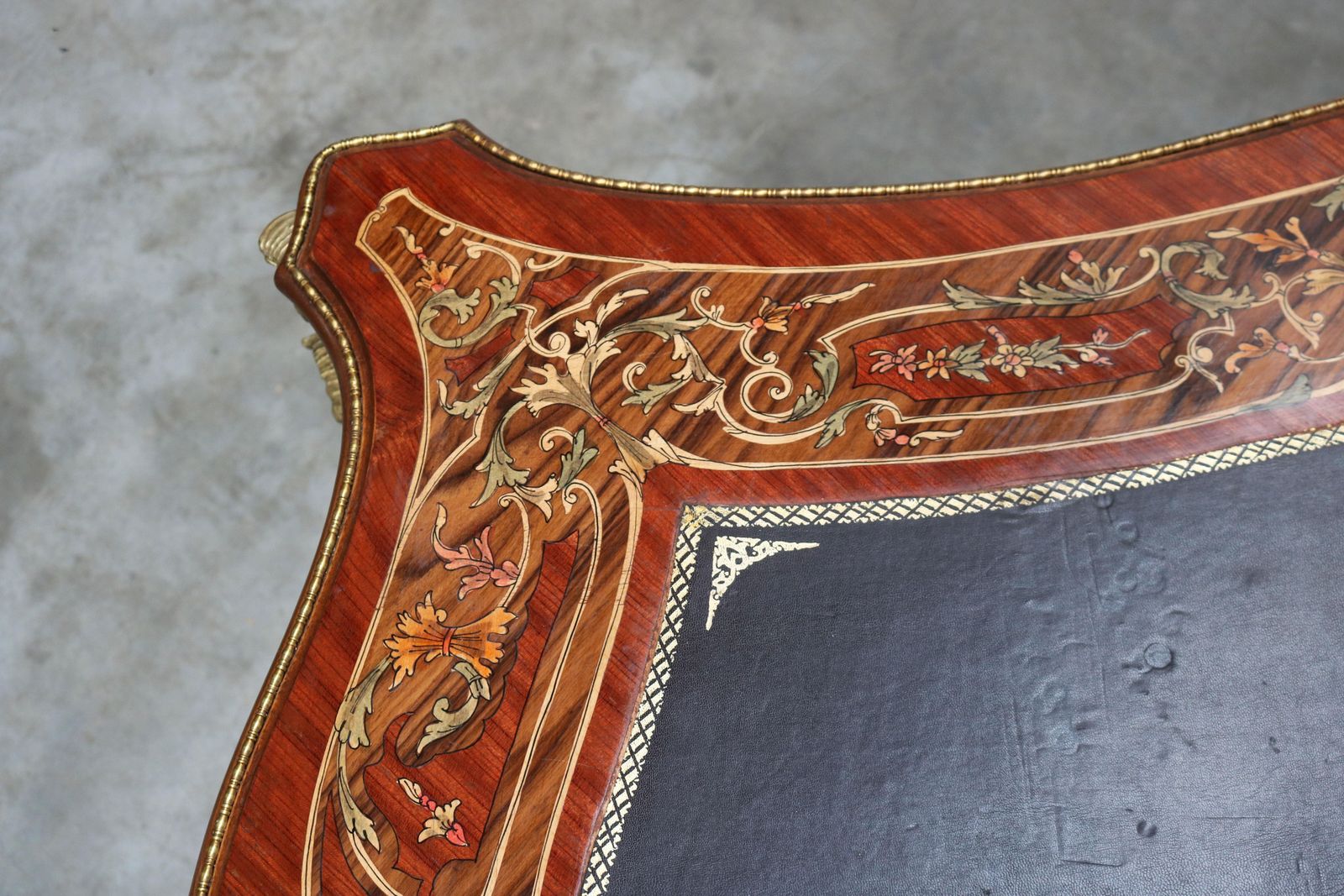 photo vinterior Rond Italiaans Directiebureau In Louis XV Stijl Met Marketeriewerk En Brons, Ca. 1950