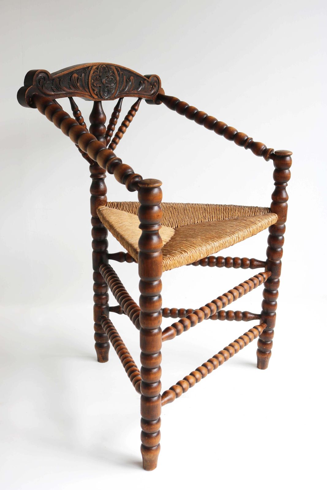 Antieke Set – Nederlandse Driehoekige Bobbin Hoekstoel Met Biezen Zitting En Bijzettafel photo Meubels
