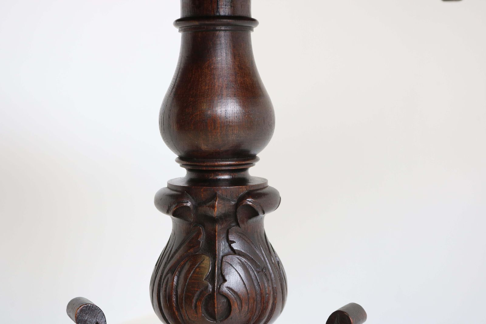 19e Eeuwse Renaissance Revival Bijzettafel / Salontafel – Antiek Eiken Met Leeuwen photo vintage