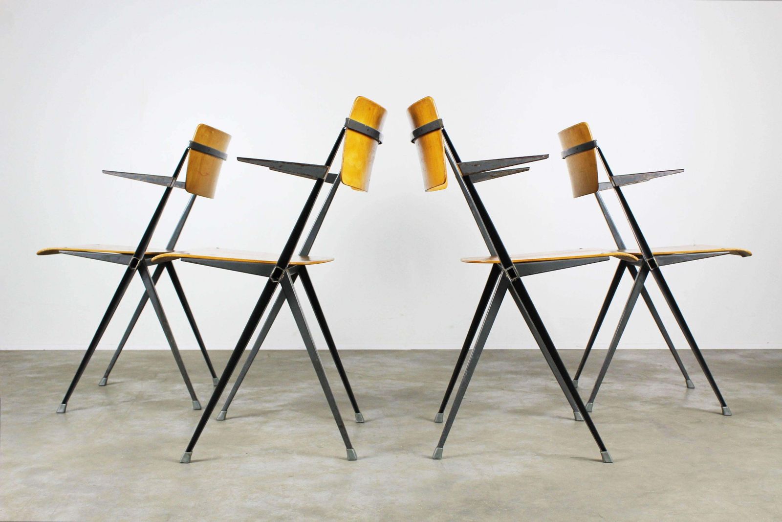 Set Van Vier Pyramid Stoelen Met Armleuningen, Ontworpen Door Wim Rietveld, 1963, Grijsblauw photo for sale