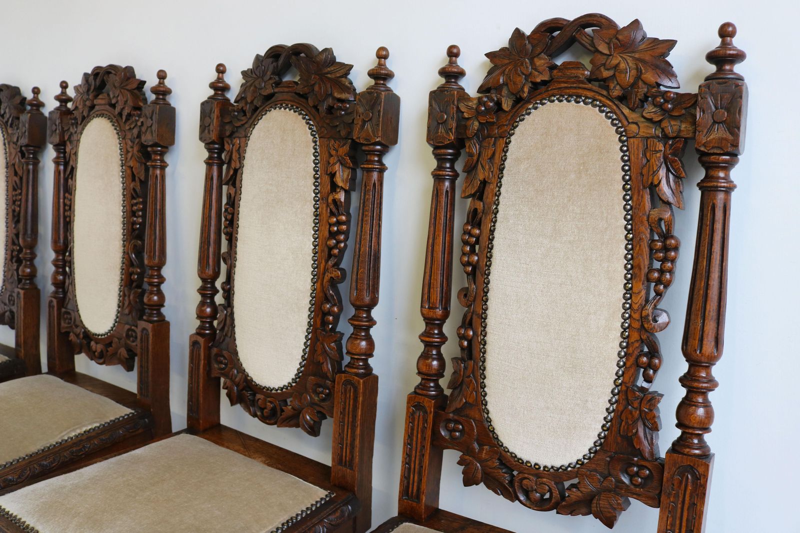 Set Van 4 Franse Renaissance Revival Jachtstoelen, Gesneden Eiken, Black Forest photo for sale