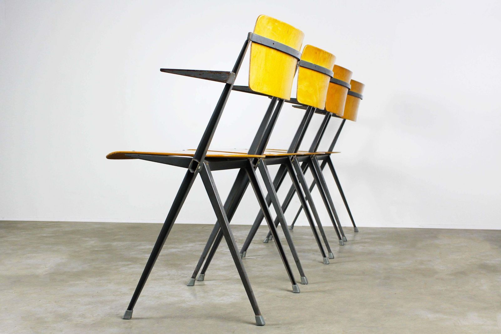 Set Van Vier Pyramid Stoelen Met Armleuningen, Ontworpen Door Wim Rietveld, 1963, Grijsblauw photo vinterior