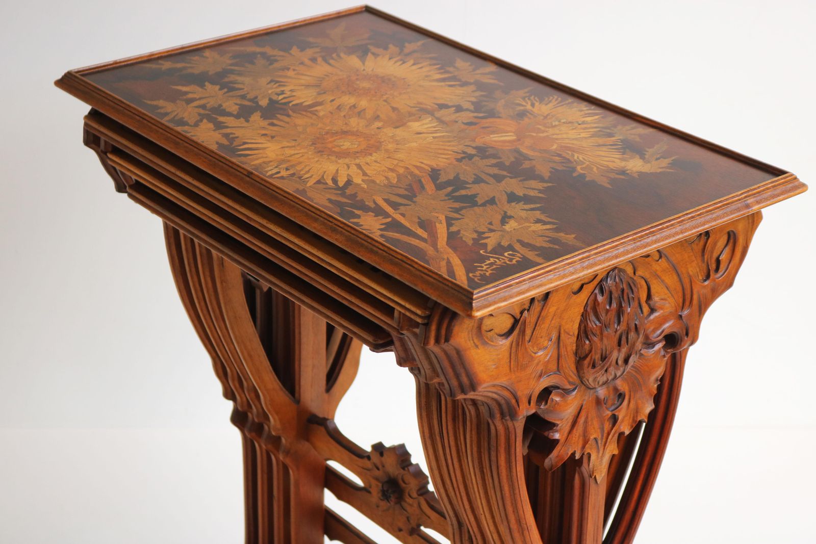 Uitzonderlijke Set Art Nouveau Bijzettafels (Nesteltafels) Van Emile Gallé – 'Thistle', 1905, Walnoot photo Meubels