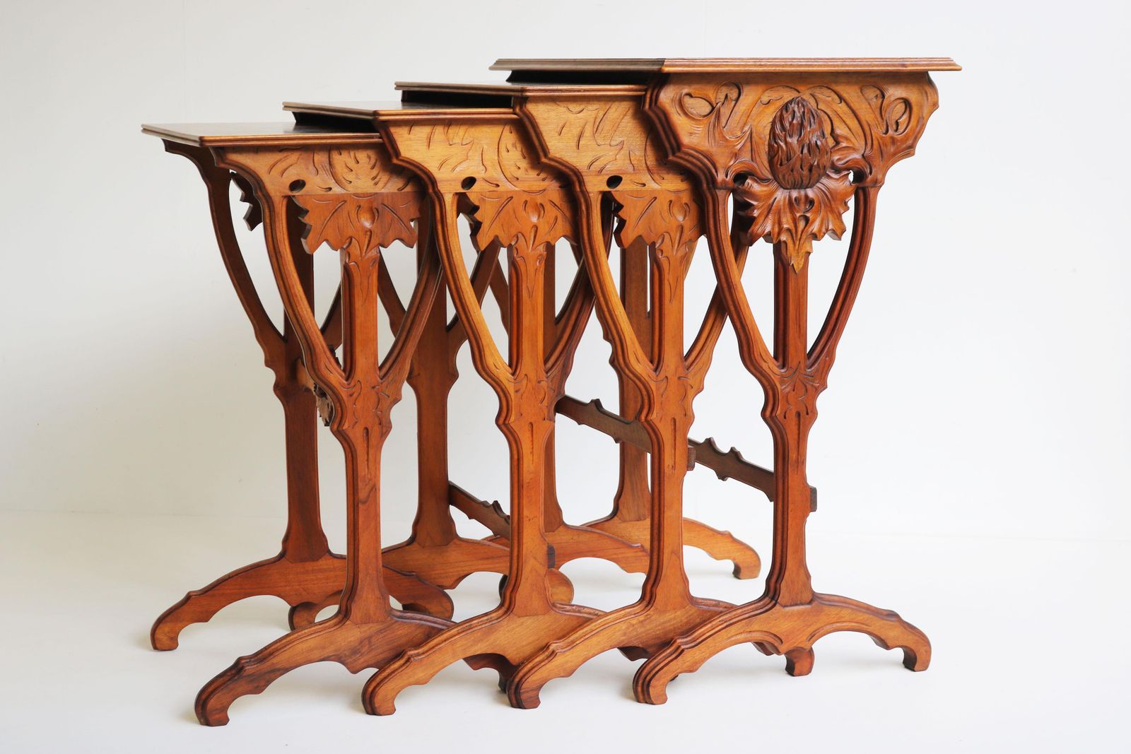 Uitzonderlijke Set Art Nouveau Bijzettafels (Nesteltafels) Van Emile Gallé – 'Thistle', 1905, Walnoot photo 40831.0