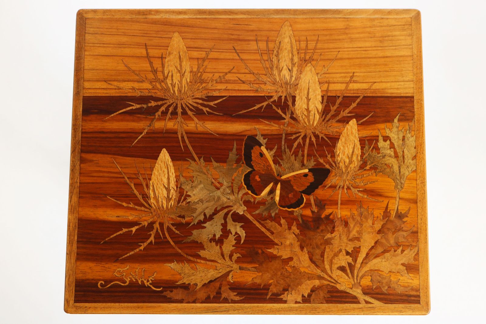 photo for sale Uitzonderlijke Set Art Nouveau Bijzettafels (Nesteltafels) Van Emile Gallé – 'Thistle', 1905, Walnoot