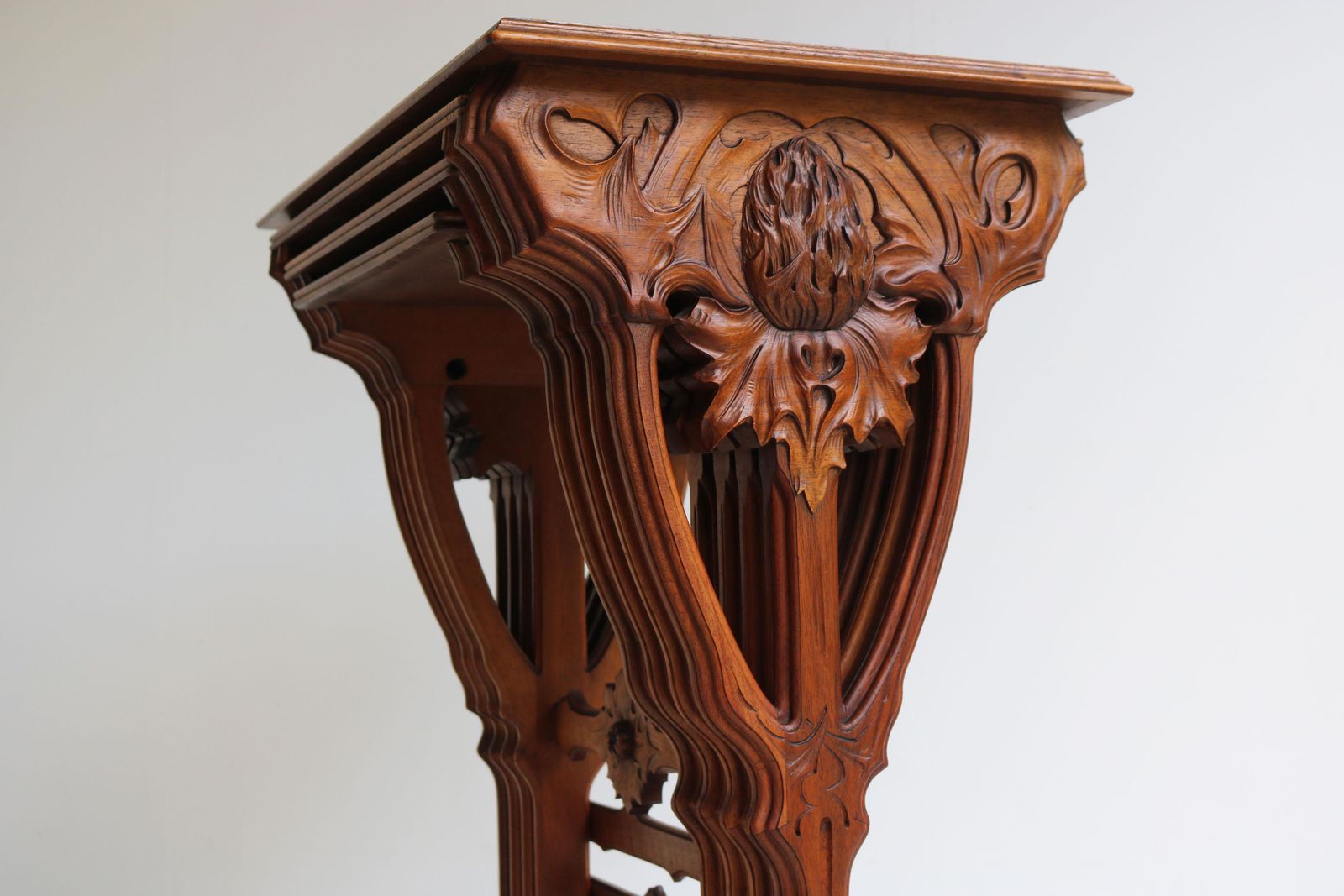 40831.0 Uitzonderlijke Set Art Nouveau Bijzettafels (Nesteltafels) Van Emile Gallé – 'Thistle', 1905, Walnoot photo