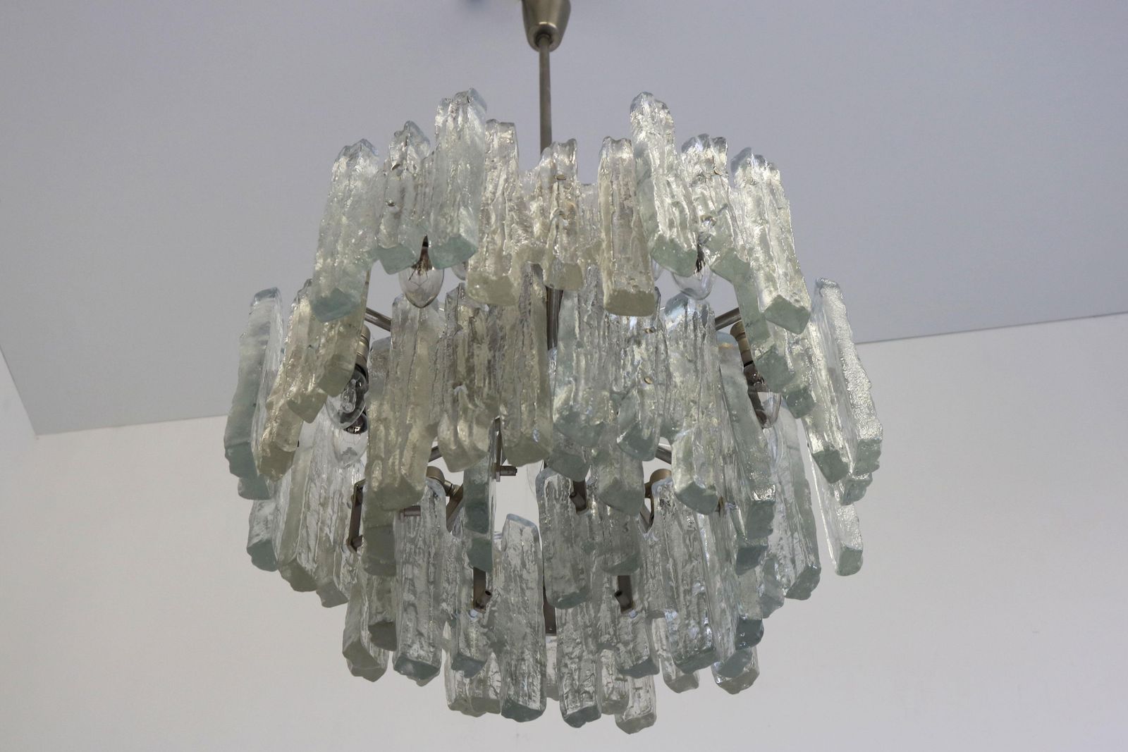 Verlichting Grote Mid Century Modern Hanglamp Met Ijsglas Van J.T. Kalmar – 18 Lichtpunten – Oostenrijk photo