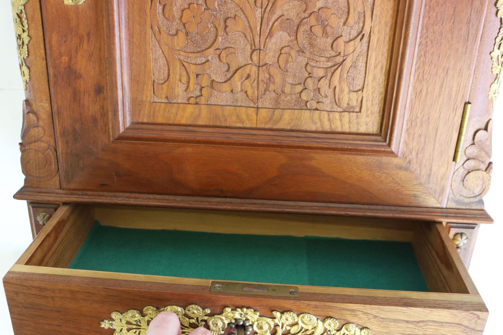photo furniture Antiek Zweeds Empire Wandkastje – 19e Eeuw – Walnoot Met Verguld Brons
