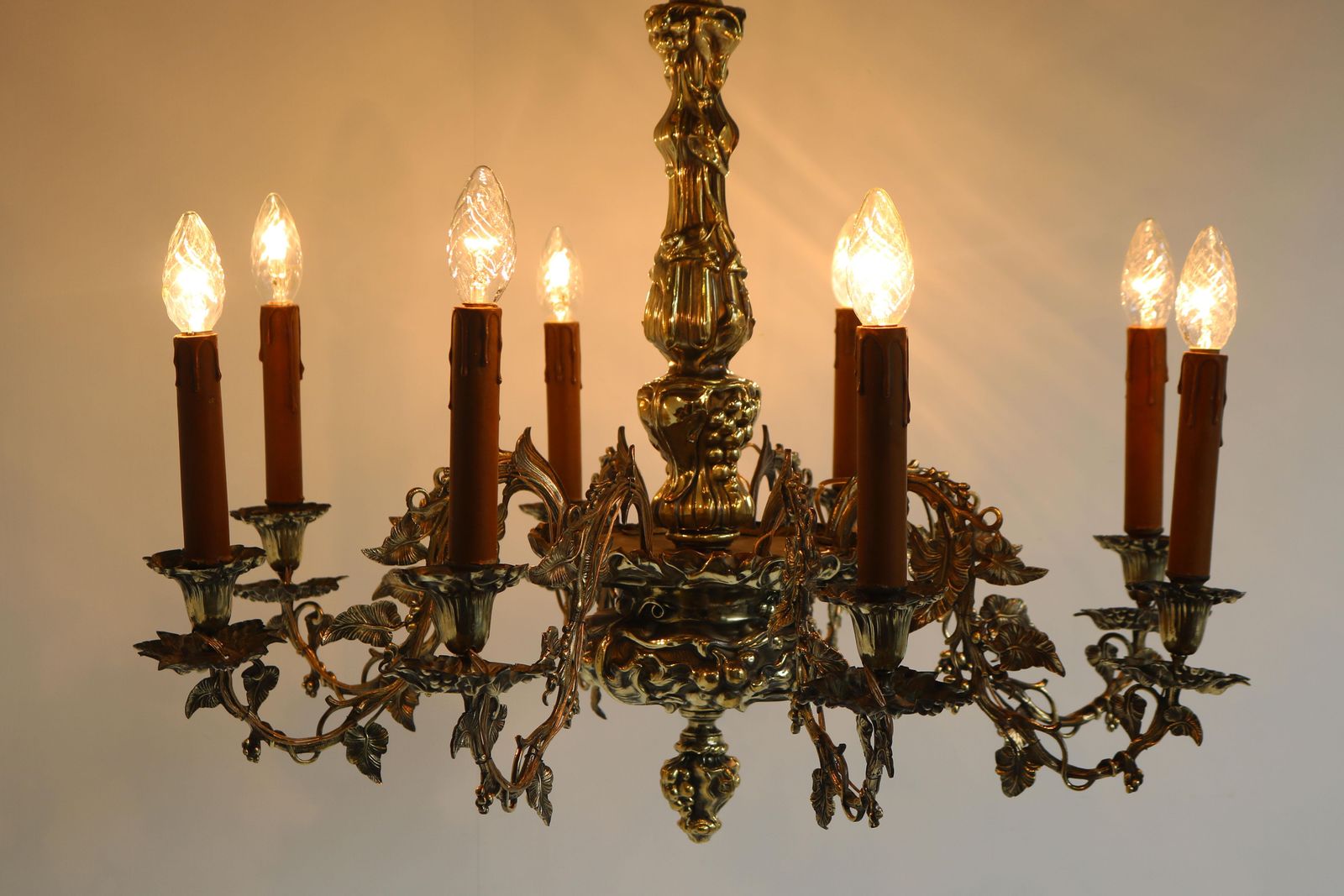 photo furniture French Art Nouveau Hammered Brass Chandelier 1890 Antique 8 Lights Gold Floral