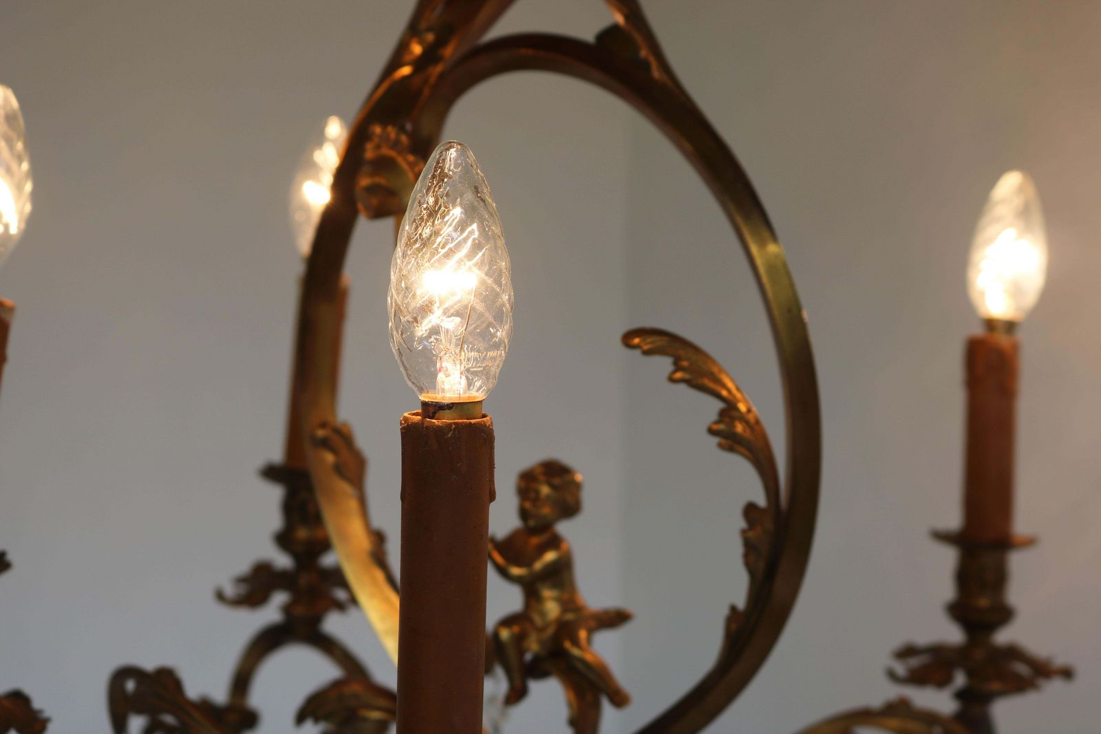 Antieke Franse Vergulde Bronzen Kroonluchter In Louis XV / Rococo Stijl, 1880, Met Glazen Lampenkappen photo vinterior