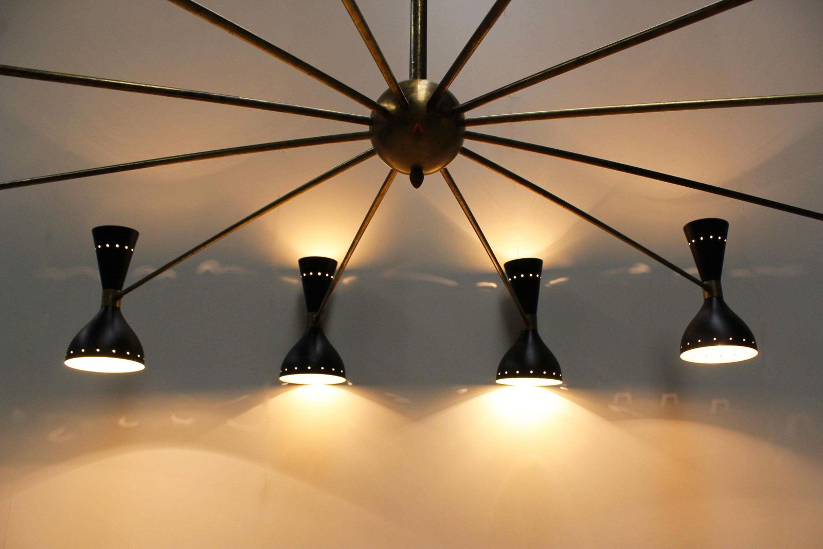 Paar Grote Minimalistische Italiaanse Design Kroonluchters Ca. Jaren 1950, Messing, Stilnovo Stijl photo buy