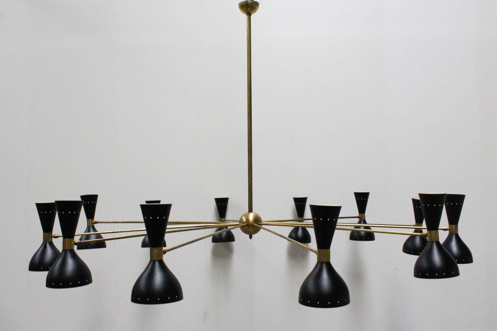 photo for sale Paar Grote Minimalistische Italiaanse Design Kroonluchters Ca. Jaren 1950, Messing, Stilnovo Stijl