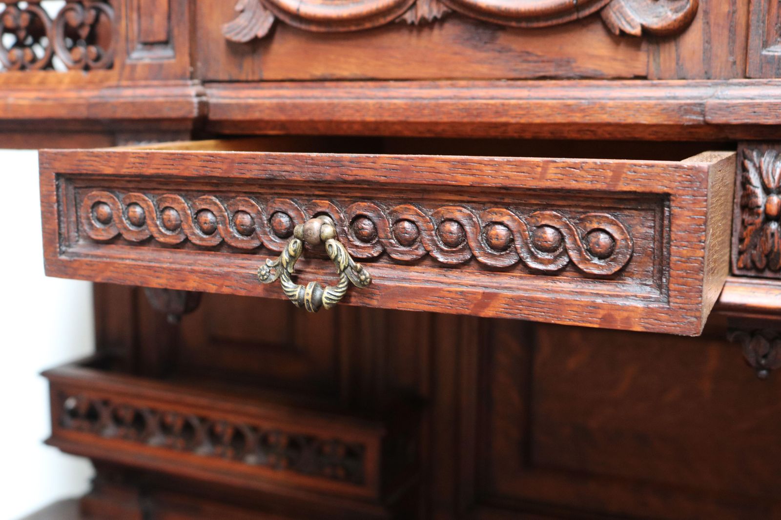 Meubels Stel Van Twee Grote Franse Antieke Renaissance Revival Buffetkasten In Eiken – 19e Eeuw photo