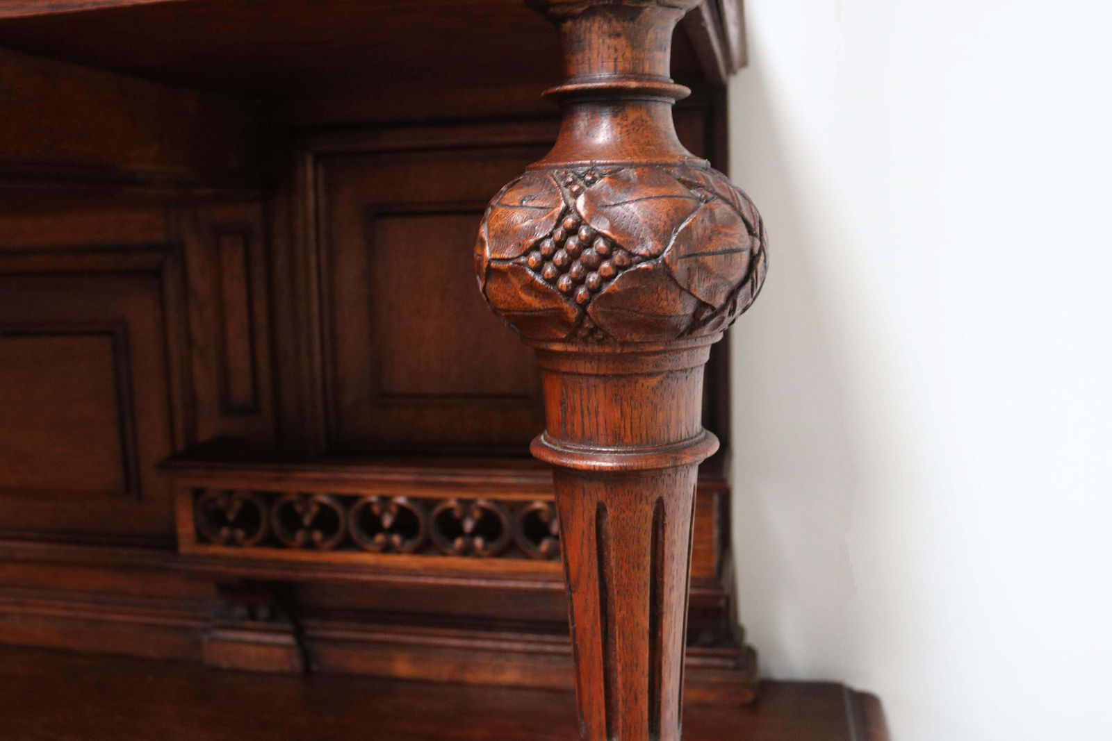 16197.0 Stel Van Twee Grote Franse Antieke Renaissance Revival Buffetkasten In Eiken – 19e Eeuw photo