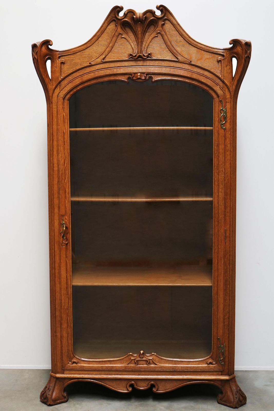 photo furniture Antiek Frans Art Nouveau Kabinet Door Henri Sauvage, 1900 – Eiken Vitrinekast