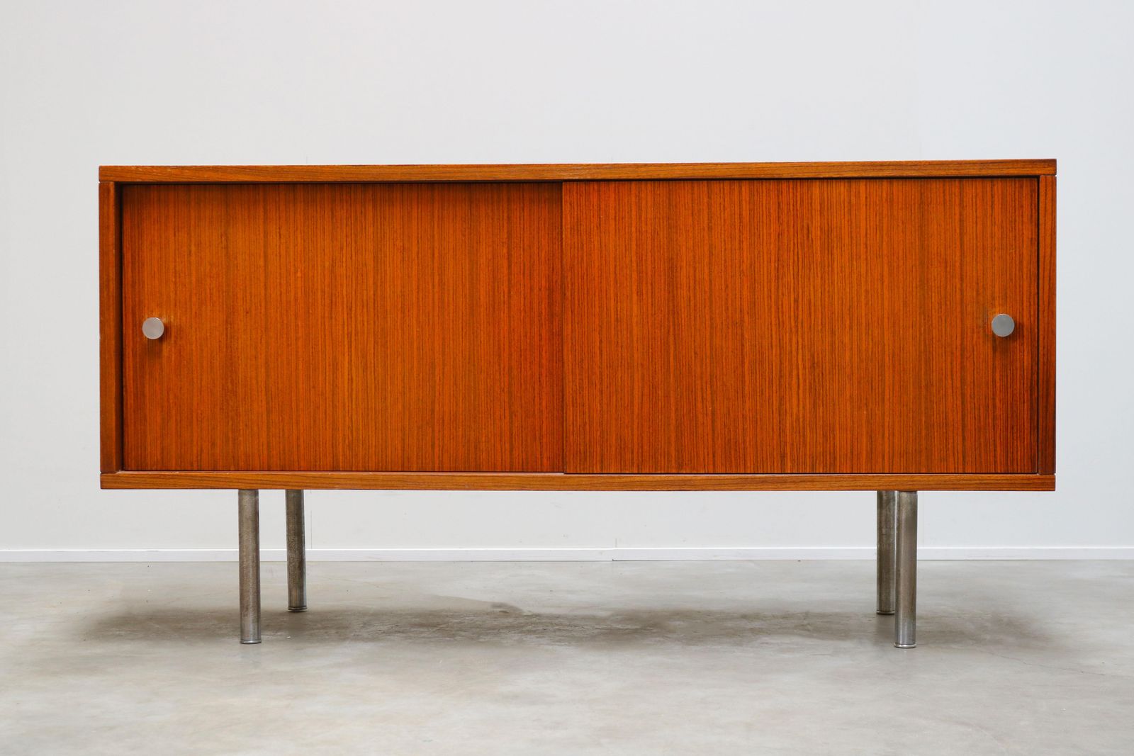 Design Dressoir / Credenza Van Alfred Hendrickx Voor Belform – Chroom Minimalistisch photo for sale