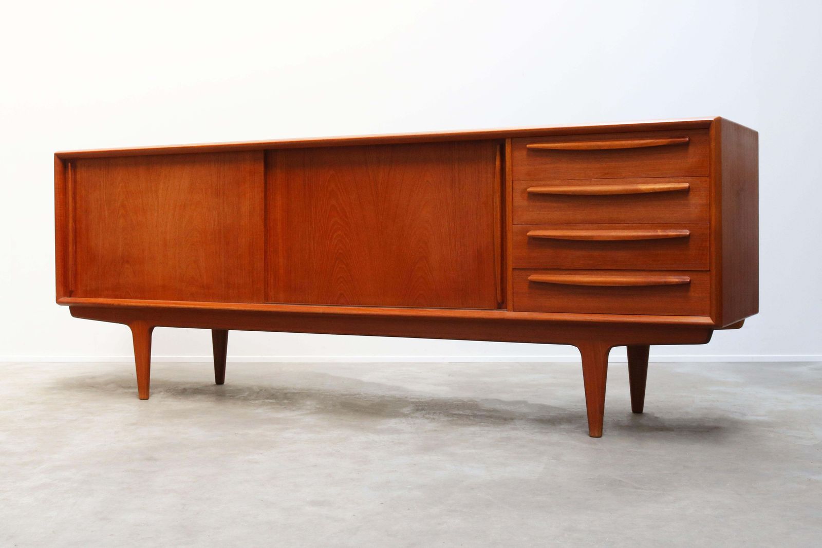 photo furniture Deens Design Dressoir Van Bernhard Pedersen In Teakhout, Ca. 1950 – Bruin/Beige