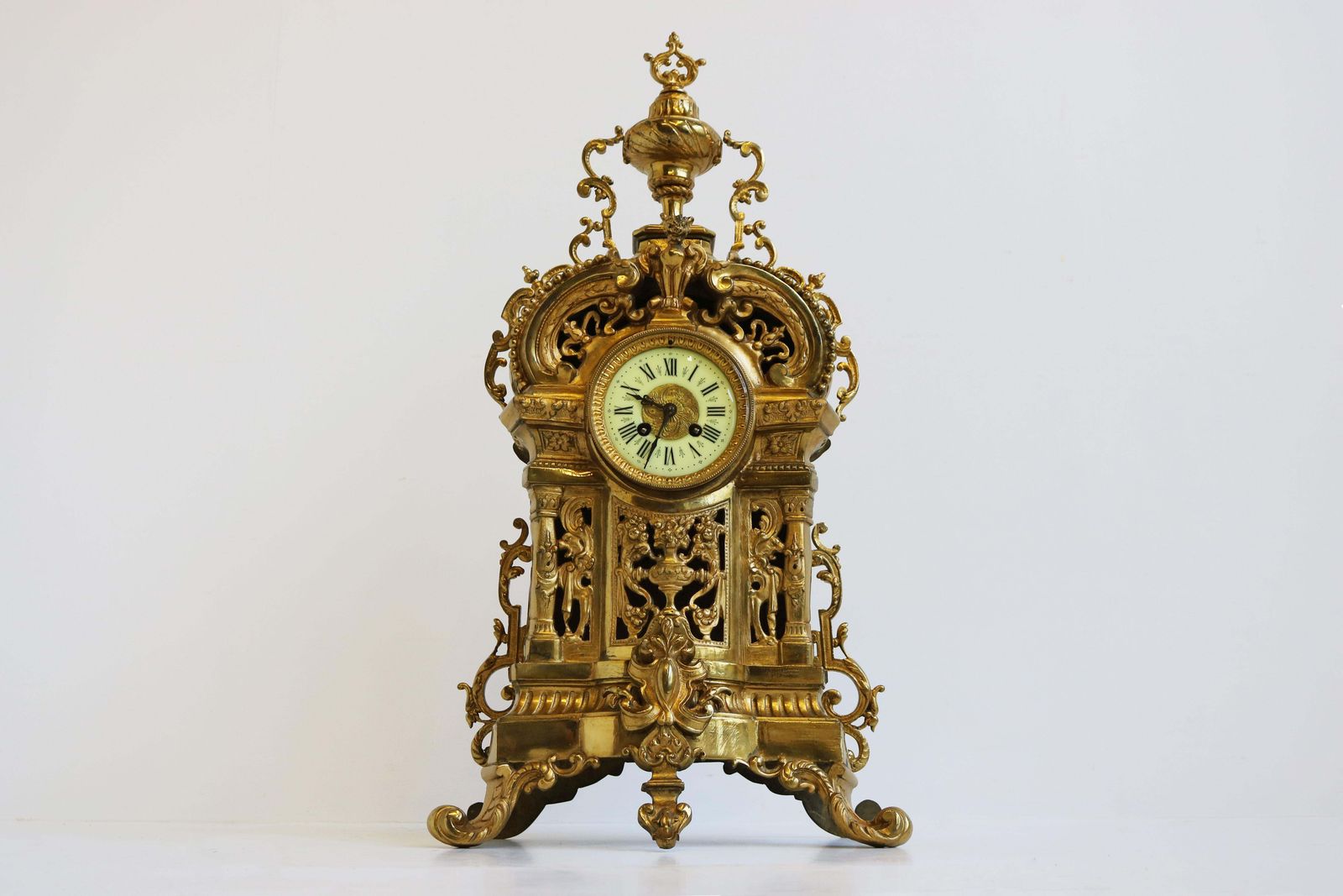 photo for sale Groot Antiek Frans Verguld Bronzen Klassiek Klokkengarnituur, 19e Eeuw, Met Acanthusbladeren
