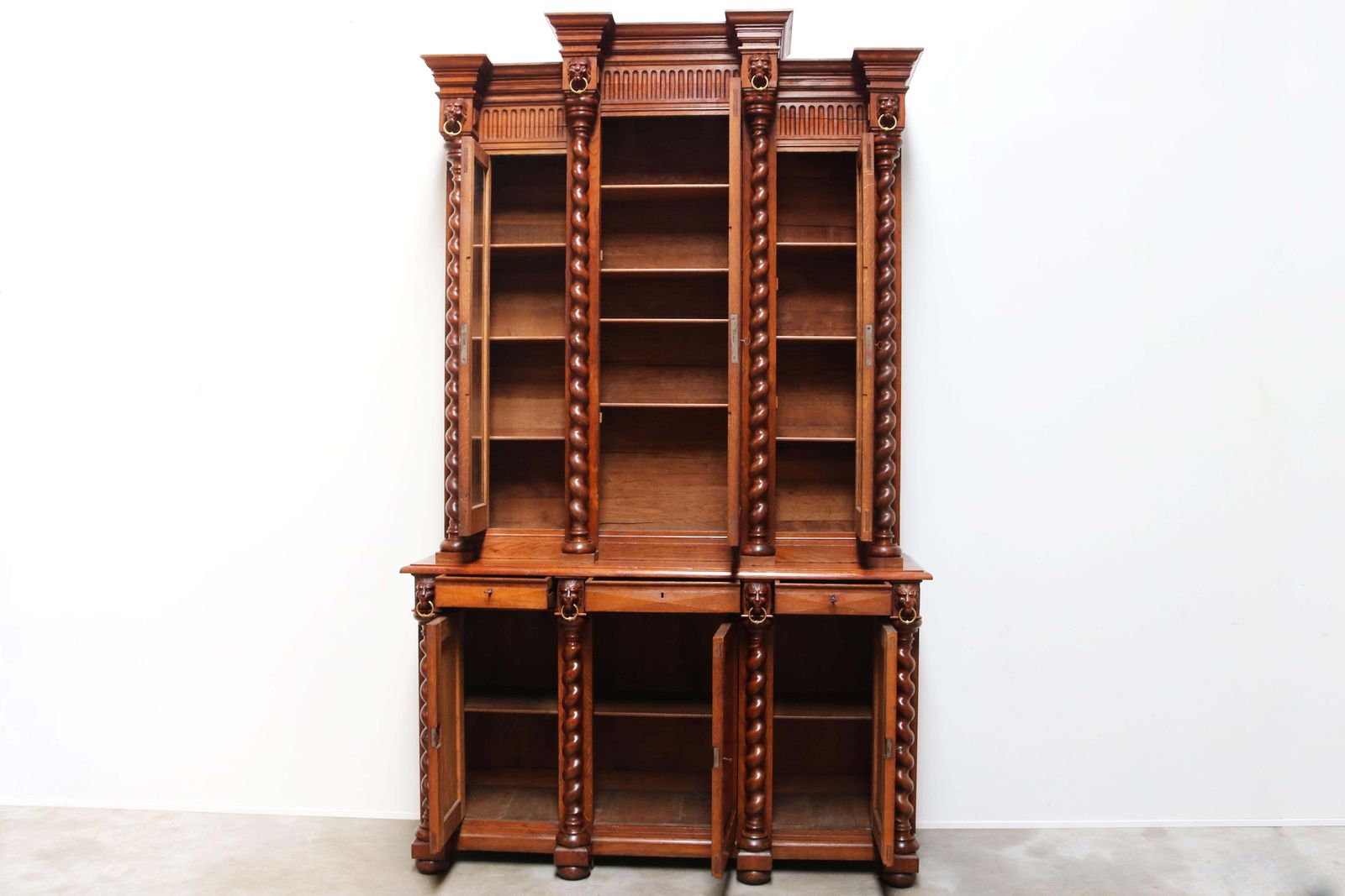 photo buy Grote Antieke Franse Renaissance Boekenkast, 19e Eeuw, Gedraaide Eiken Kolommen