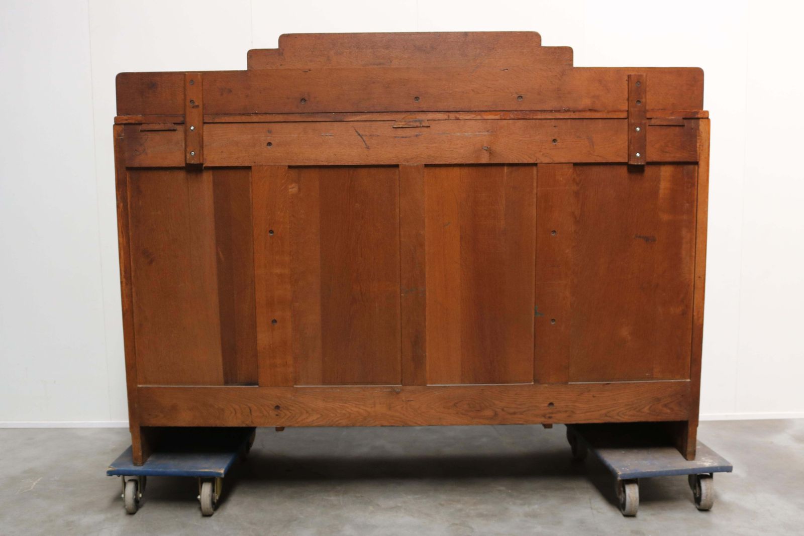 photo vinterior Nederlands Art Deco Amsterdam School Dressoir Van Massief Europees Eiken, 1910