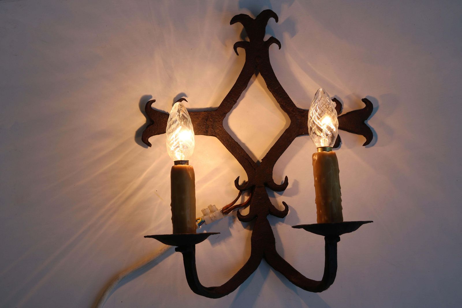 photo furniture Antieke Franse Smeedijzeren Wandlampen – Spaanse Stijl / Arts & Crafts, Ca. 1900