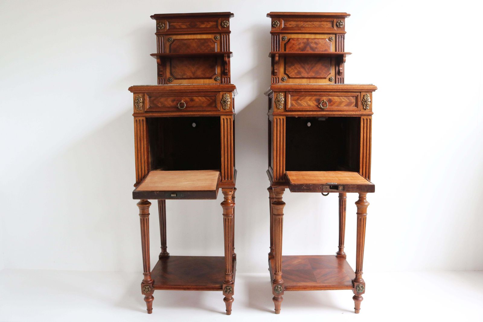 photo vintage Pair Of Antique French 19th Century Night Stands Bedside Walnut Marble Bronze