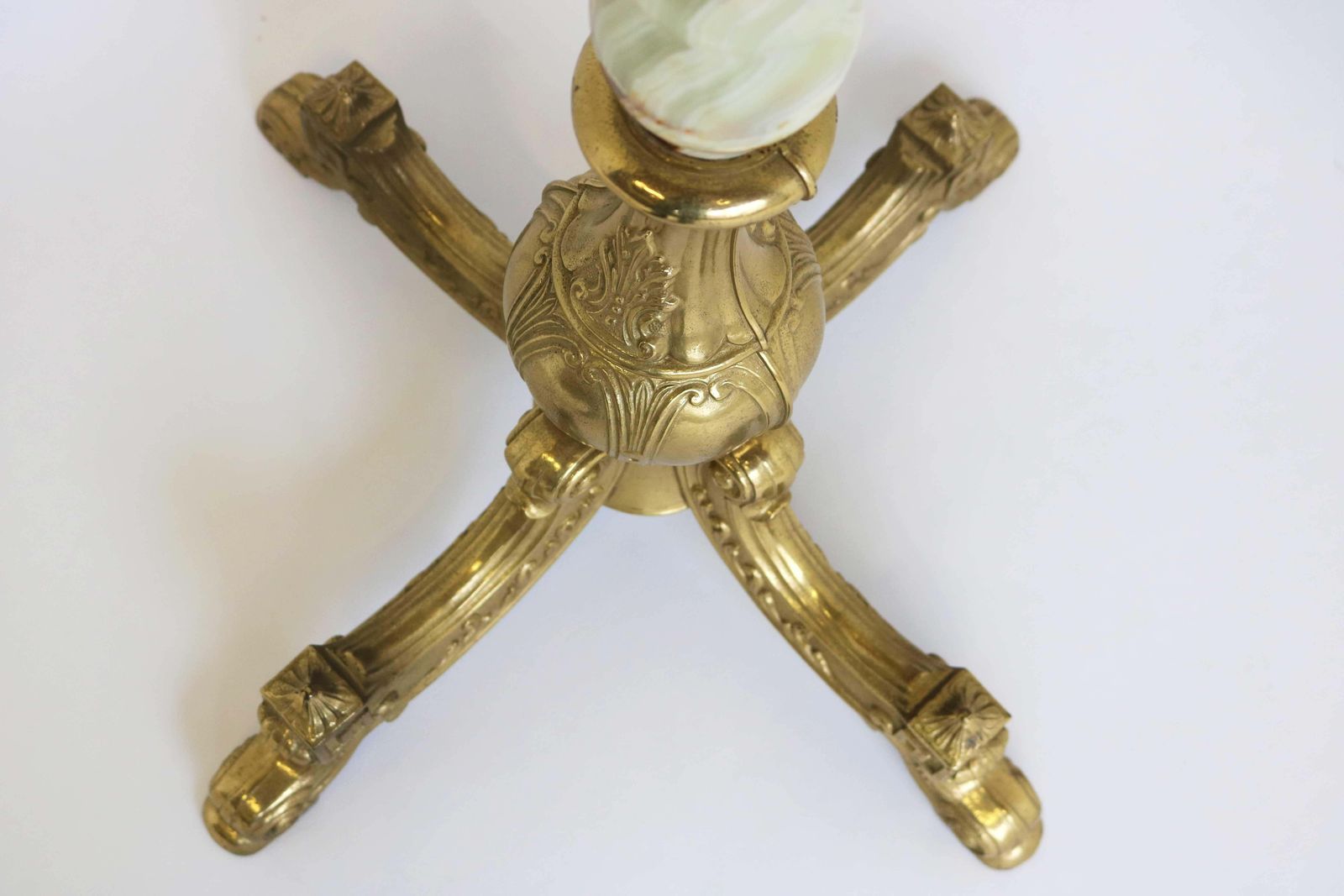 photo vintage Italian Ornate Antique Brass & Onyx Round Marble Coat Hat Rack Hall Tree 1950s