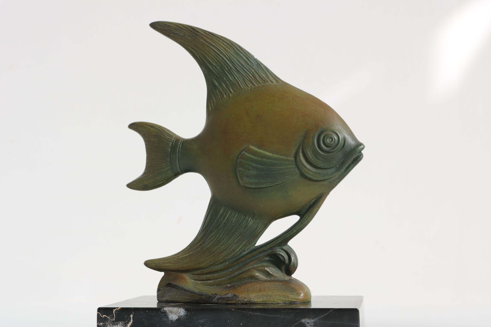 Antieke Franse Art Deco Boekensteun Angelfish 1930 Zwart Marmer Spelter Moonfish photo for sale