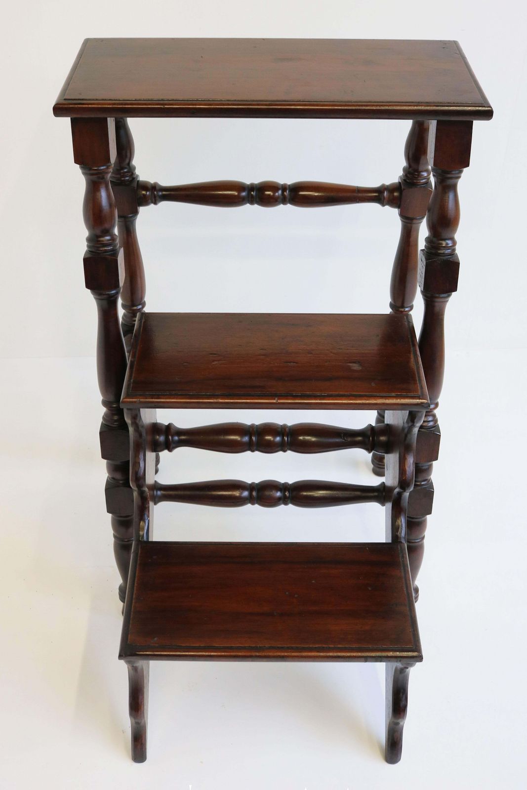 photo furniture Antieke Engelse Victoriaanse Bibliotheektrap Van Gesneden Hout, Opvouwbaar, Jaren 1920