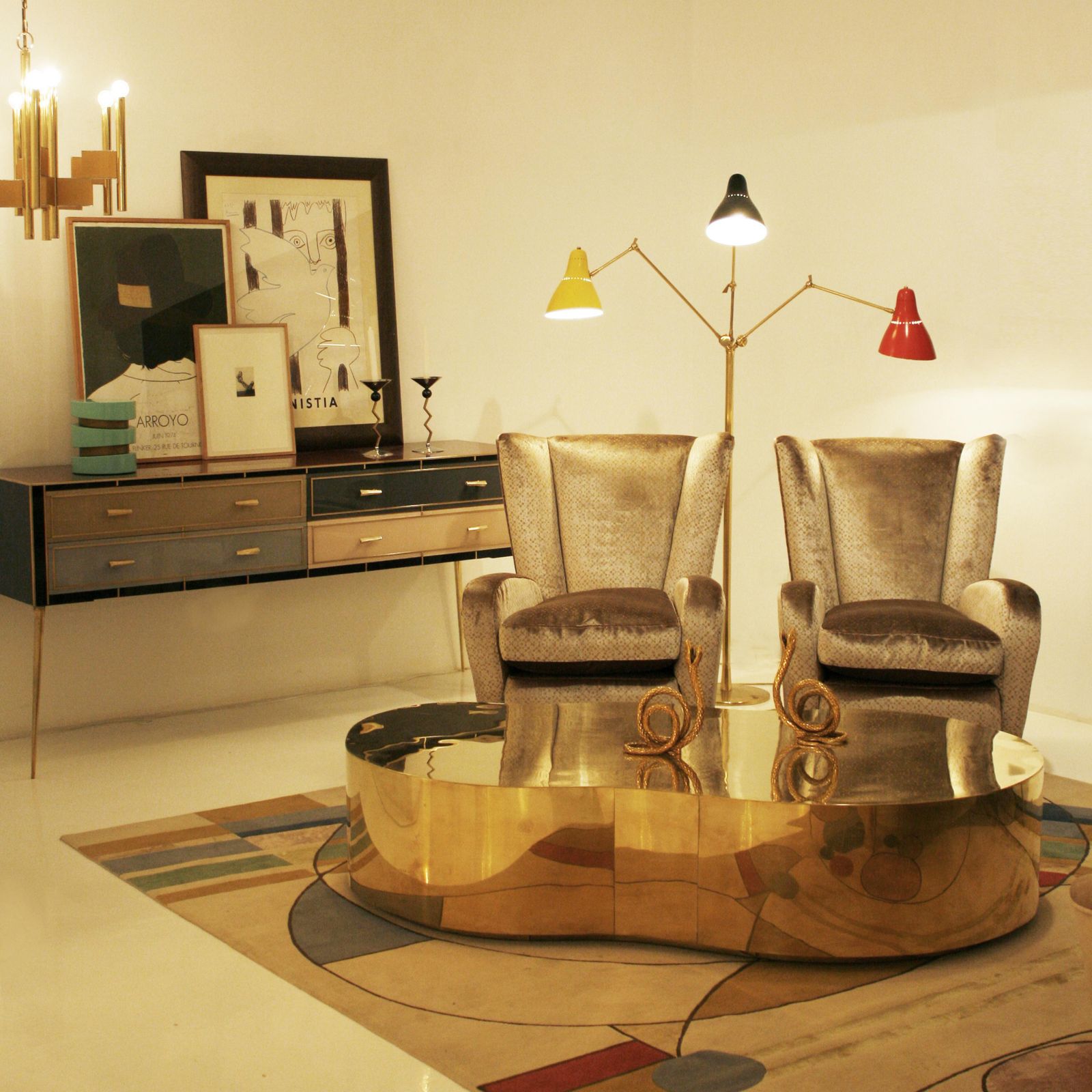 photo furniture Mid Century Style Curved Coffee Table With Wooden Structure Covered In Brass
