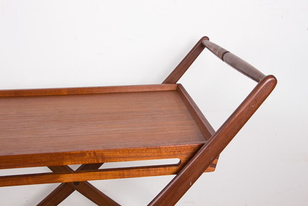 Table roulante pliante danoise en teck par Svend Aage Madsen pour Illums Bolhigus, 1960. photo Mobilier