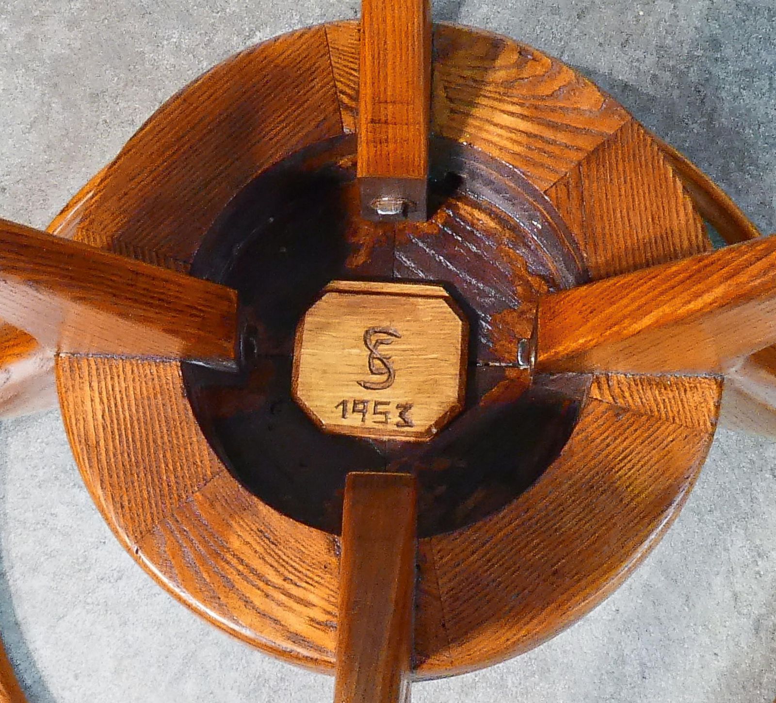 photo furniture Italian Design Coffee Table From 1940s, Made Of Wood And Circular Glass Top