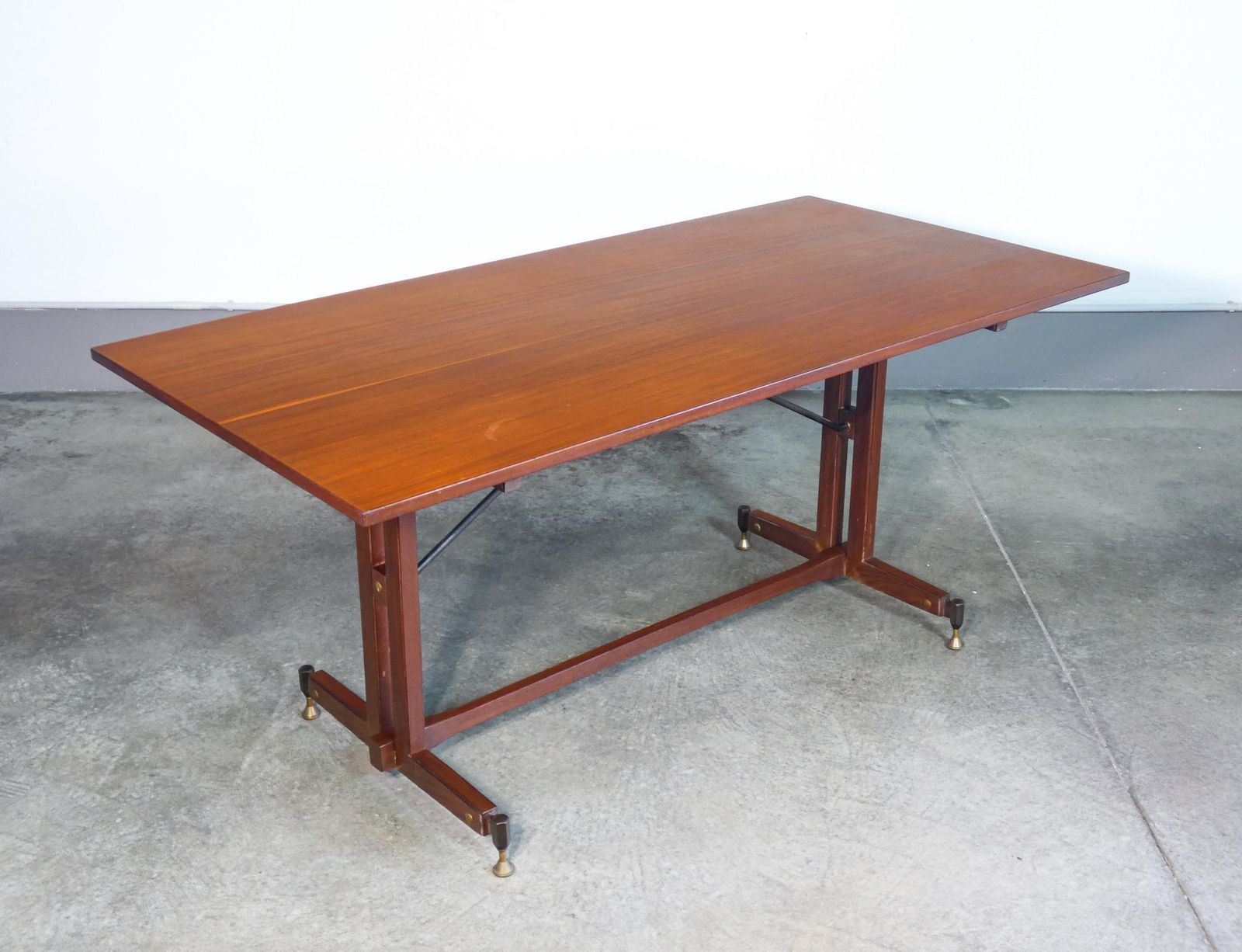 photo furniture Italian Design Table From The 1960s Made Of Wood