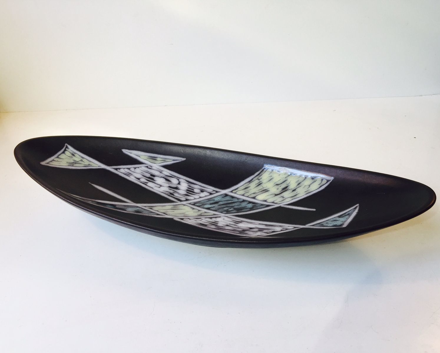 Banana Shaped Modernist Burgundia Pottery Dish By Svend Aage Holm Sorensen For Soholm, 1950s photo Home Decor