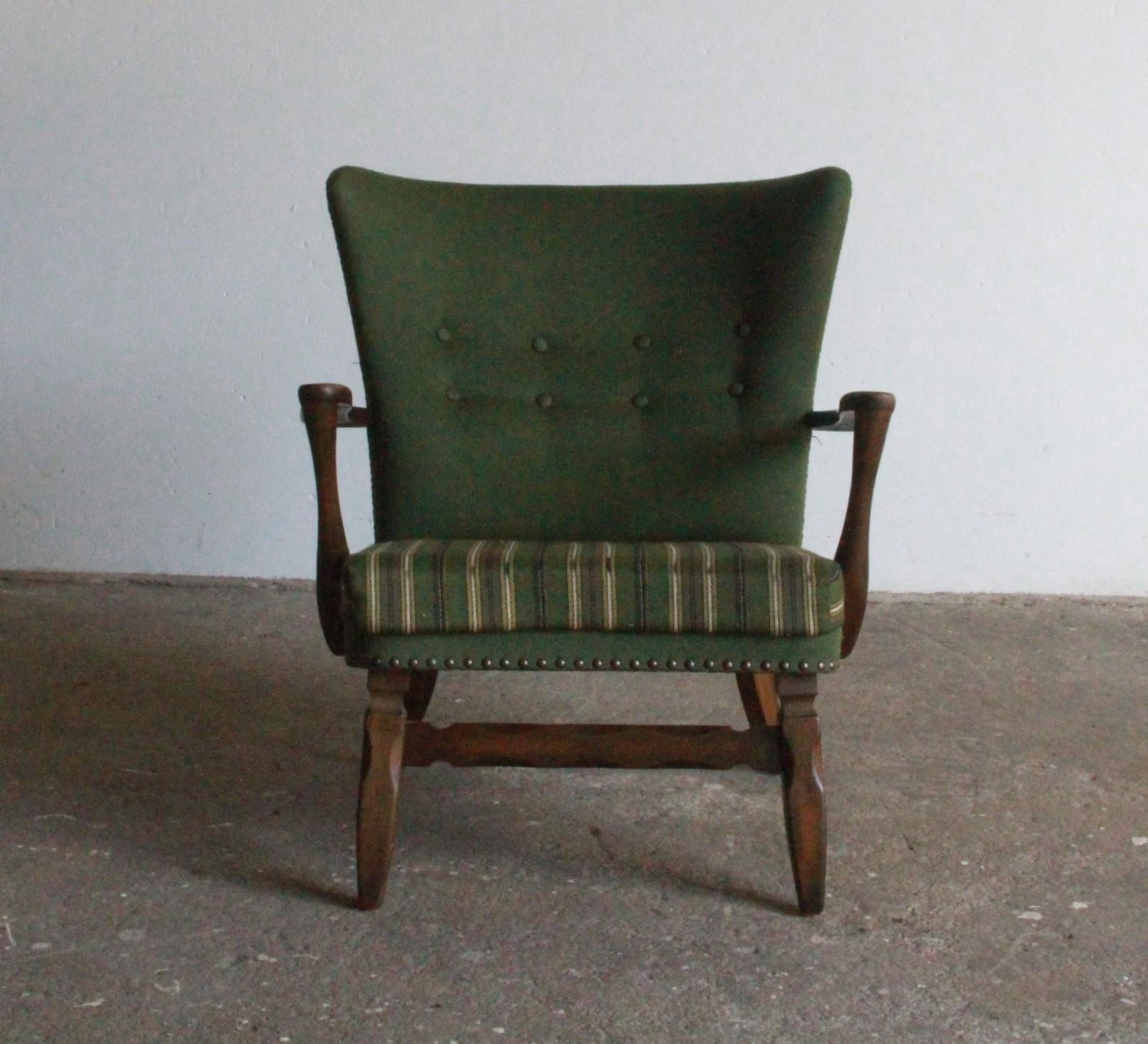 Mid Century Fauteuil In Donkergebeitst Eiken, In De Stijl Van Viggo Boesen, 19e Eeuw photo furniture