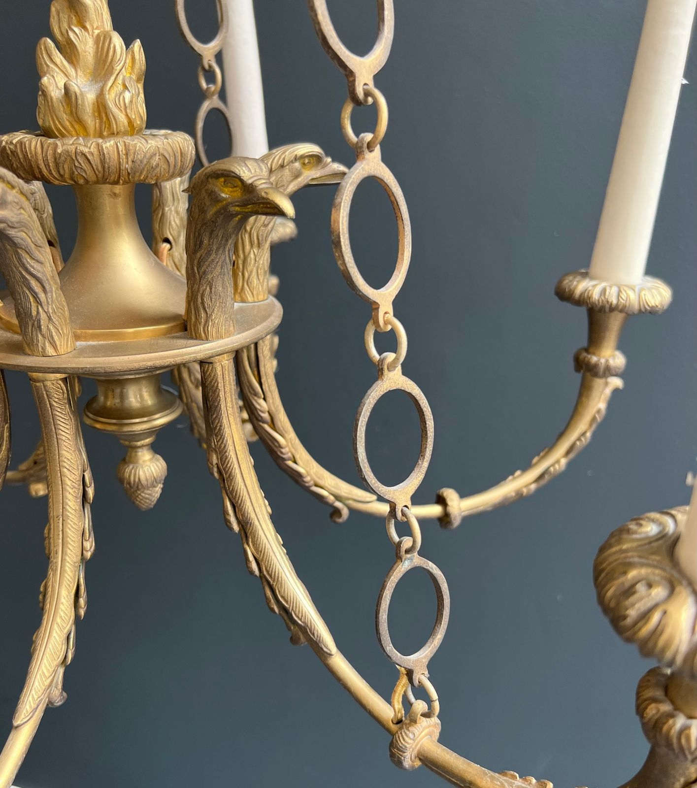 photo vintage Empire Style Bronze Chandelier With Golden Eagle Heads And Flame