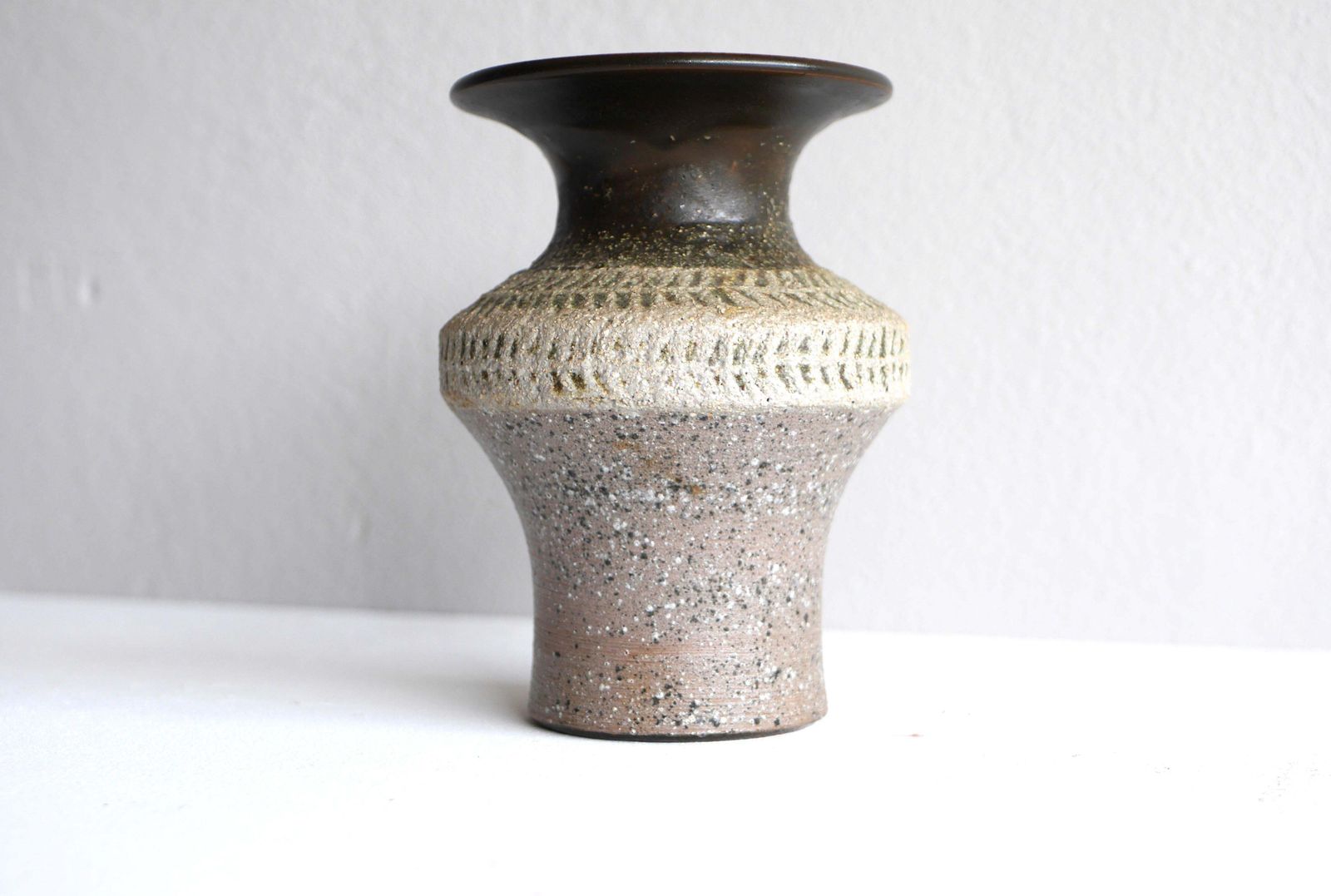 Woonaccessoires Mid Century Modern Scandinavian Brutalist Art Pottery Vase, Nittsjö Sweden photo
