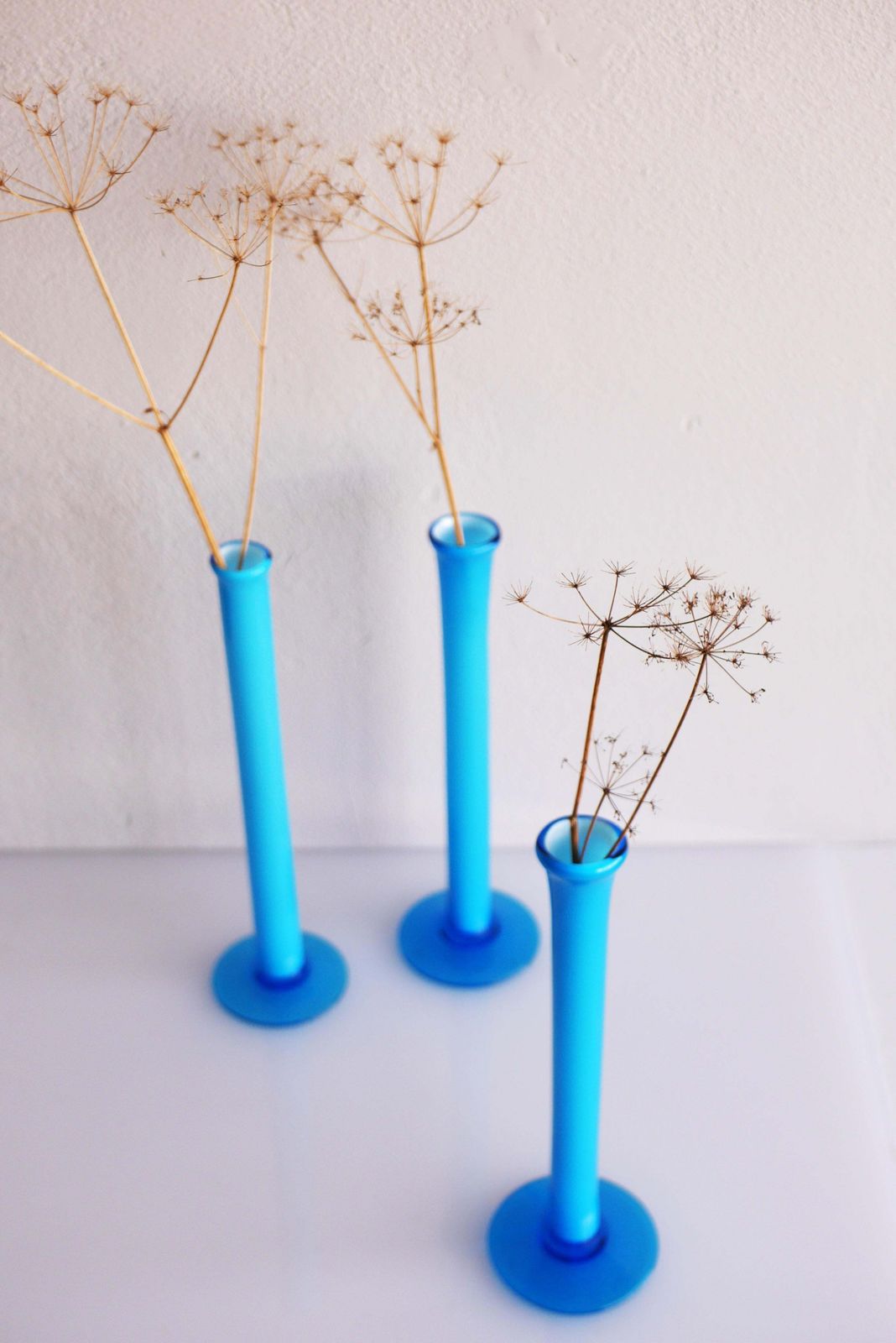 Een Trio Hoge Handgeblazen Orchid Vazen In Azuurblauw Door Artur Percy Voor Gullaskruf photo for sale