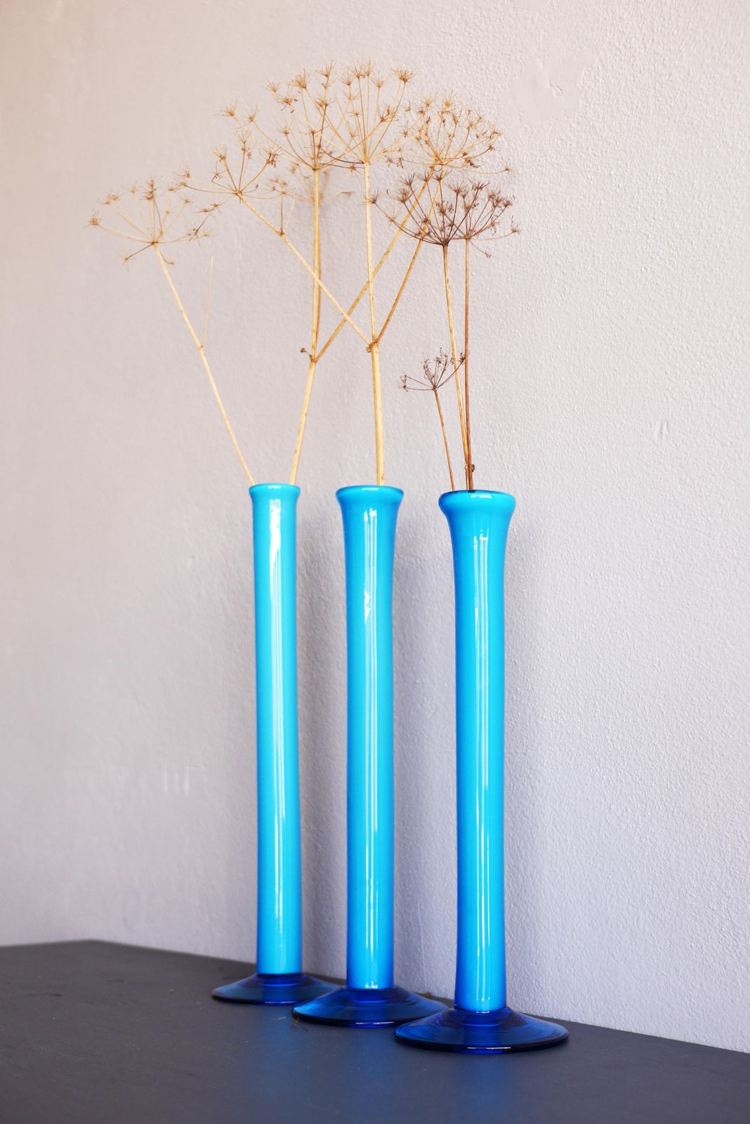 photo furniture Een Trio Hoge Handgeblazen Orchid Vazen In Azuurblauw Door Artur Percy Voor Gullaskruf