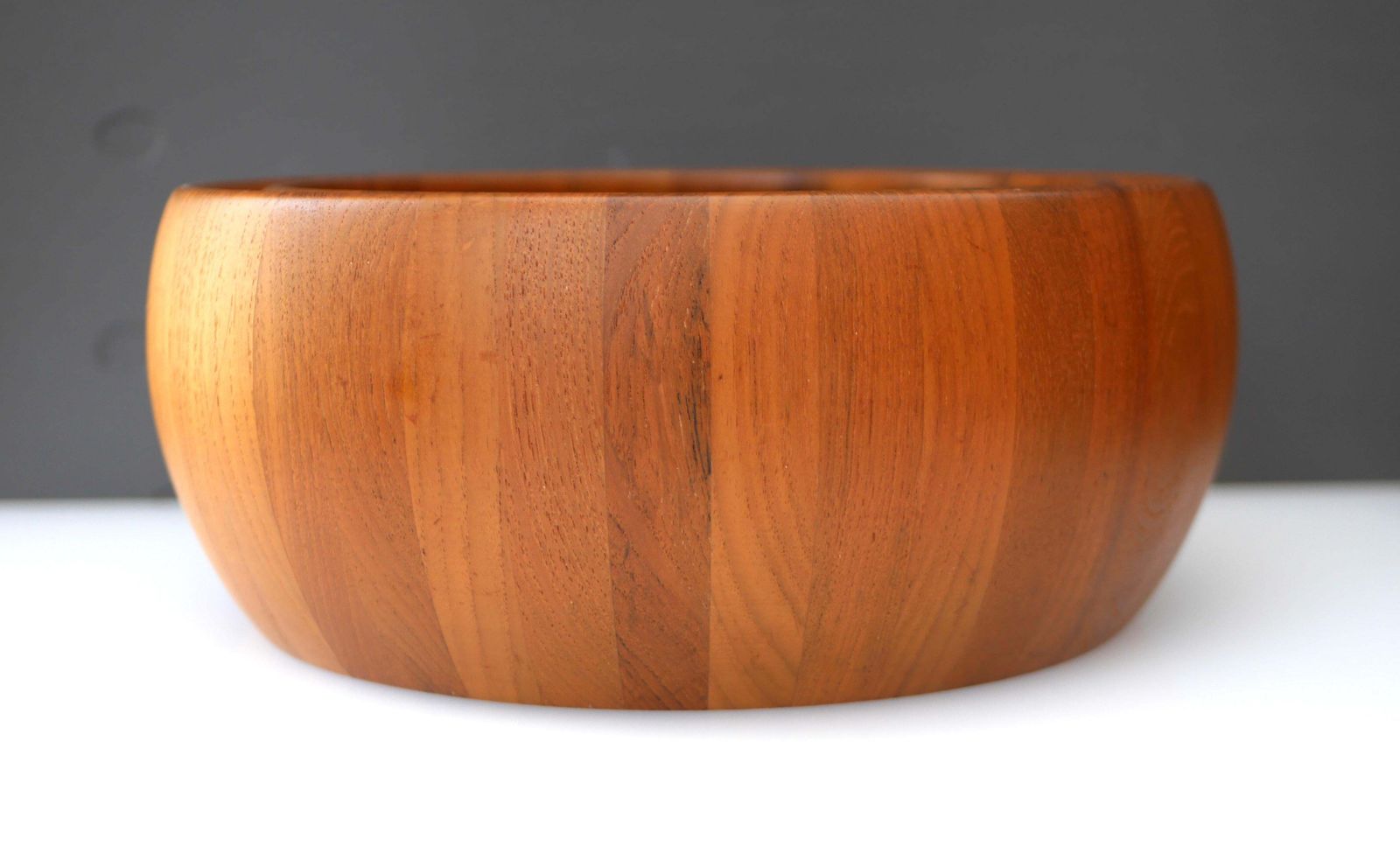photo vinterior Deense Mid Century Modern Teakhouten Schaal, Een Grote Schaal Uit De Jaren 1960 Van Digsmed Design.