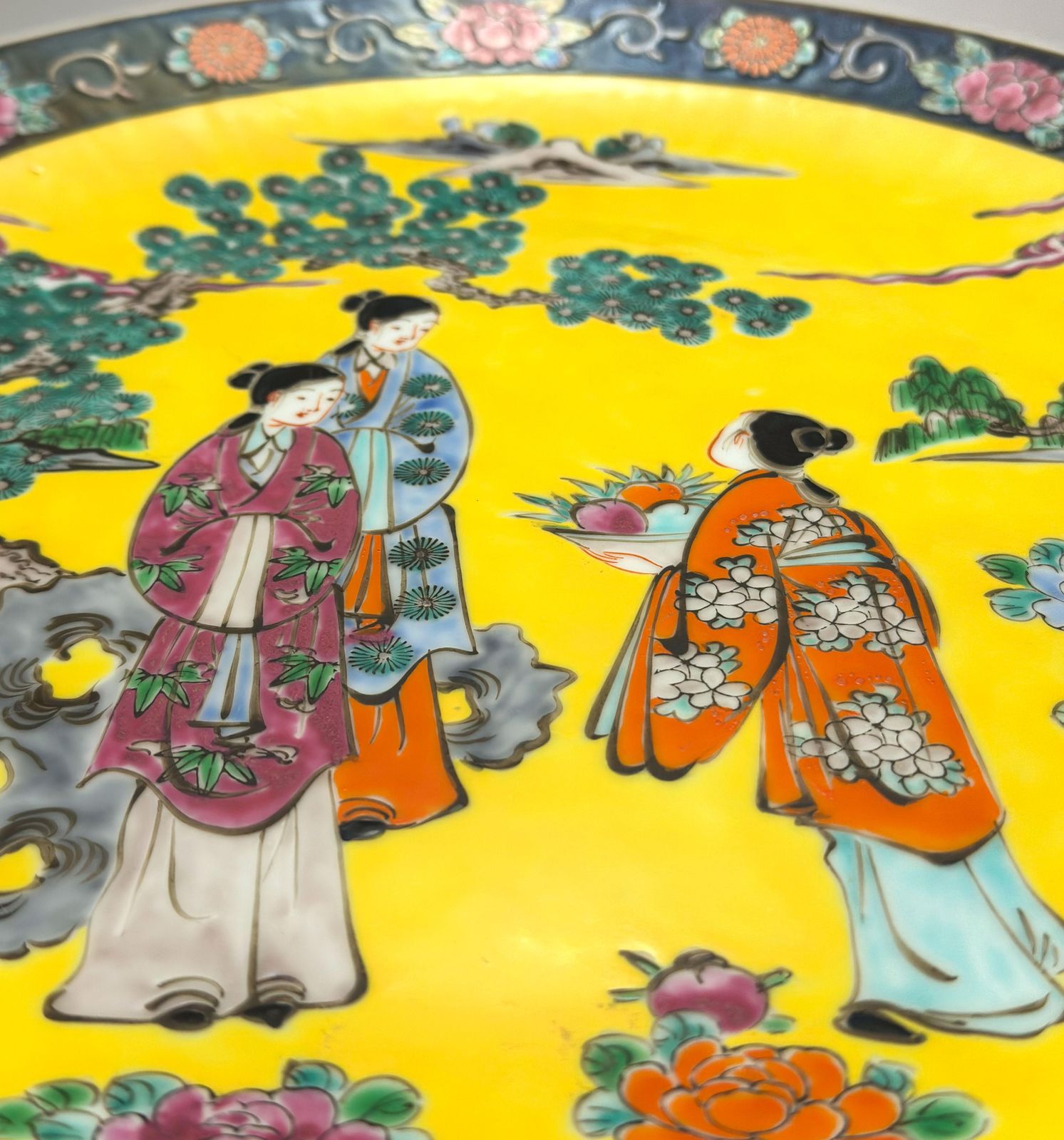 Japanese Yellow And Black Chinoiserie Style Porcelain Charger Plate 1930s photo vinterior
