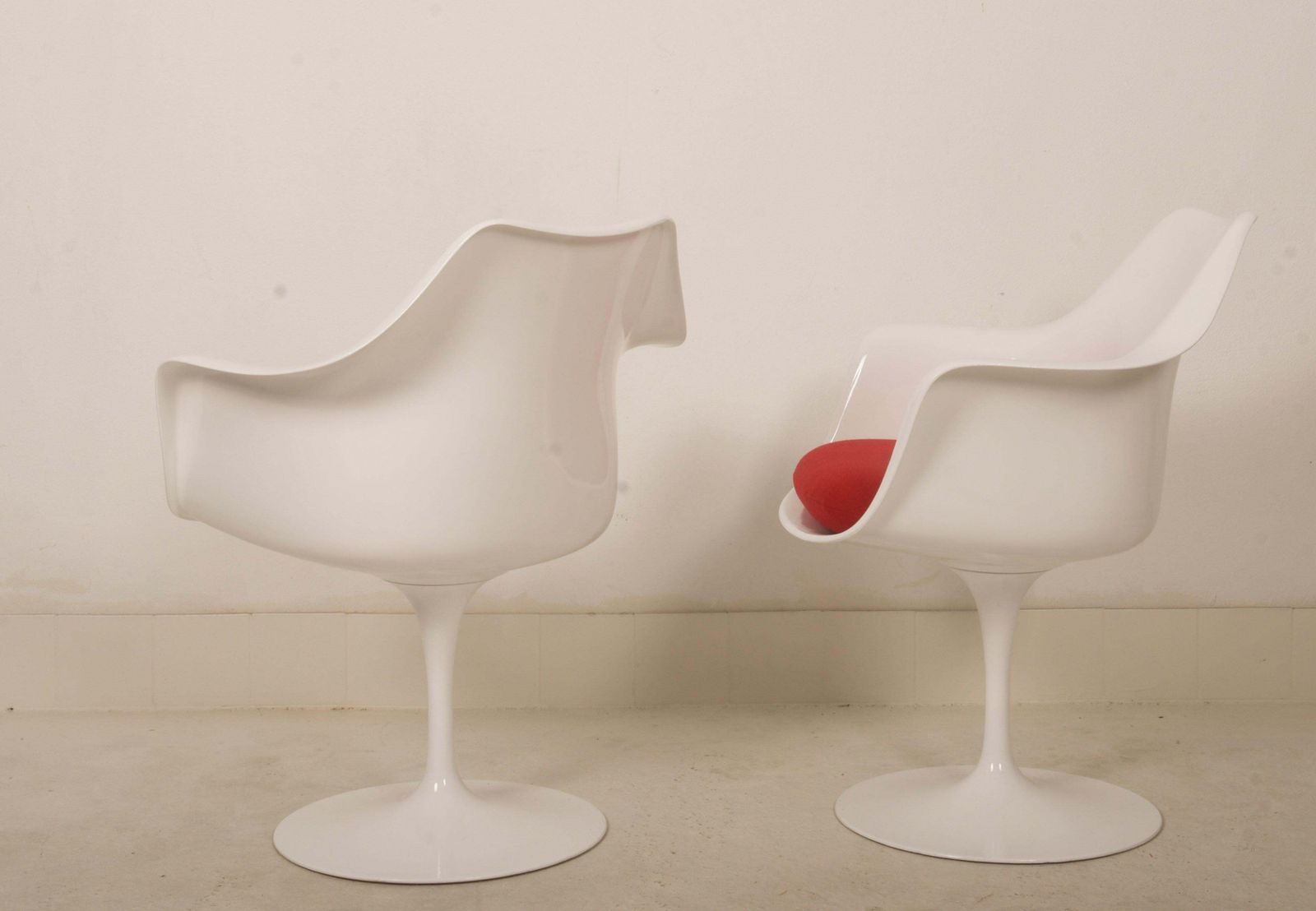 Set Of Two Eero Saarinen Model 151 Tulip Armchairs photo Furniture