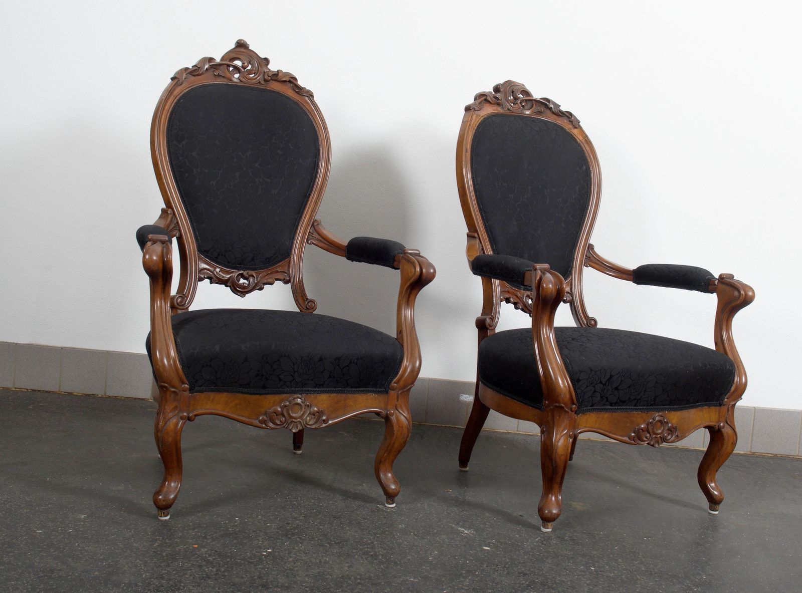 photo vinterior Pair Of Louis XV Style Walnut Wood Armchairs