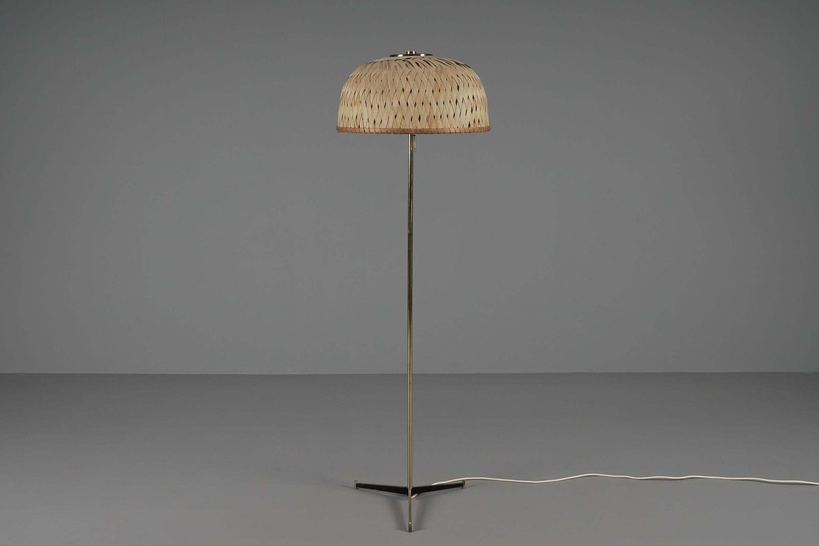 Tripod Floor Lamp In Brass And Wicker Shade, 1950s Italy photo vinterior