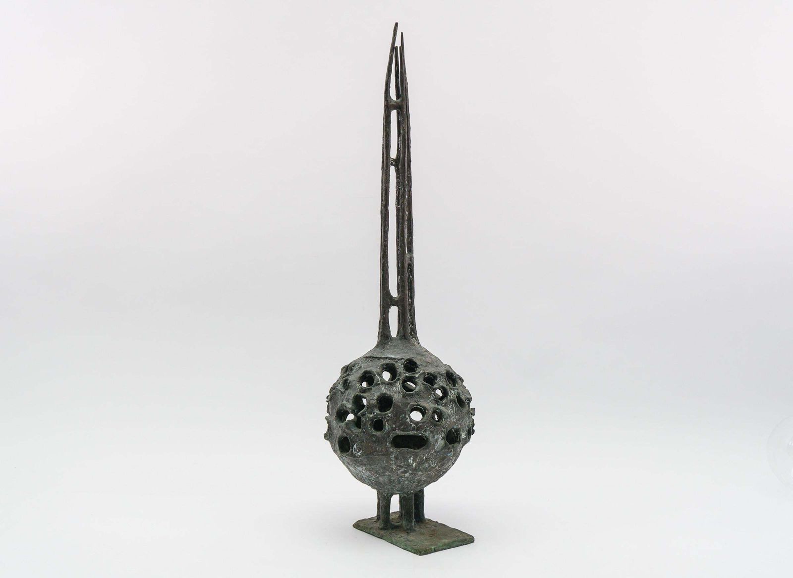 photo vintage Unique Bronze Design Of The Ball Fountain From Nuremberg By Günther Rossow