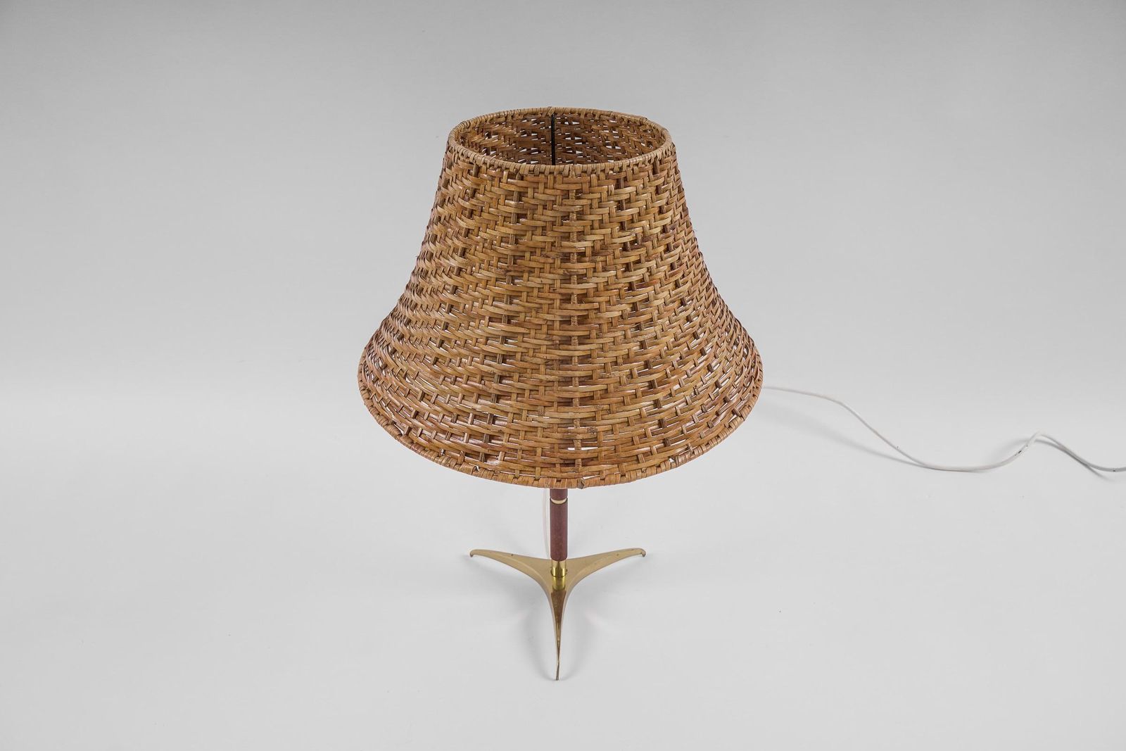 Lovely Mid Century Modern Table Lamp In Brass, Wicker And Teak, 1950s, Austria photo vinterior