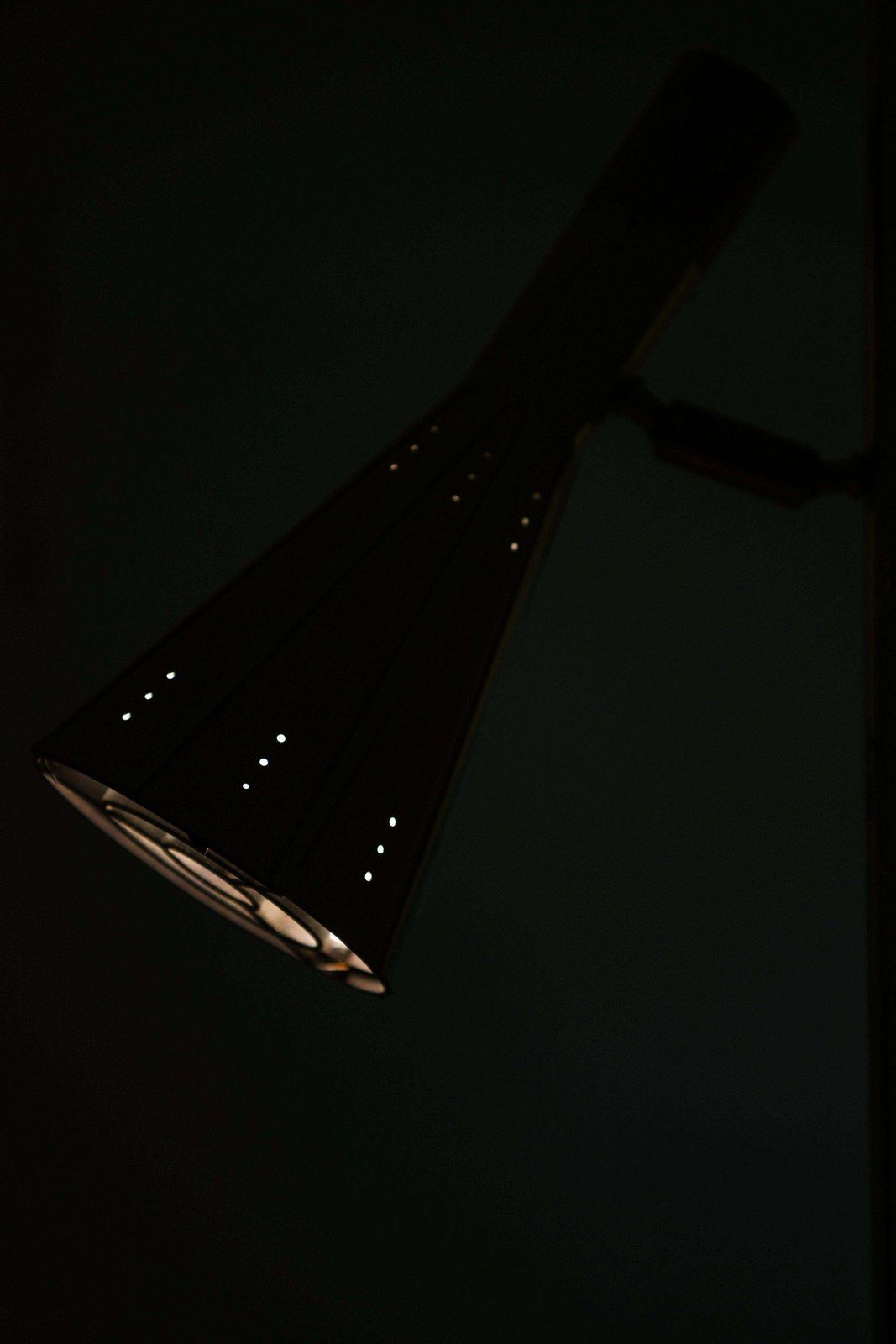 photo furniture Rare Floor / Pole Lamp In Brass And White Lacquered Metal, 1960’s