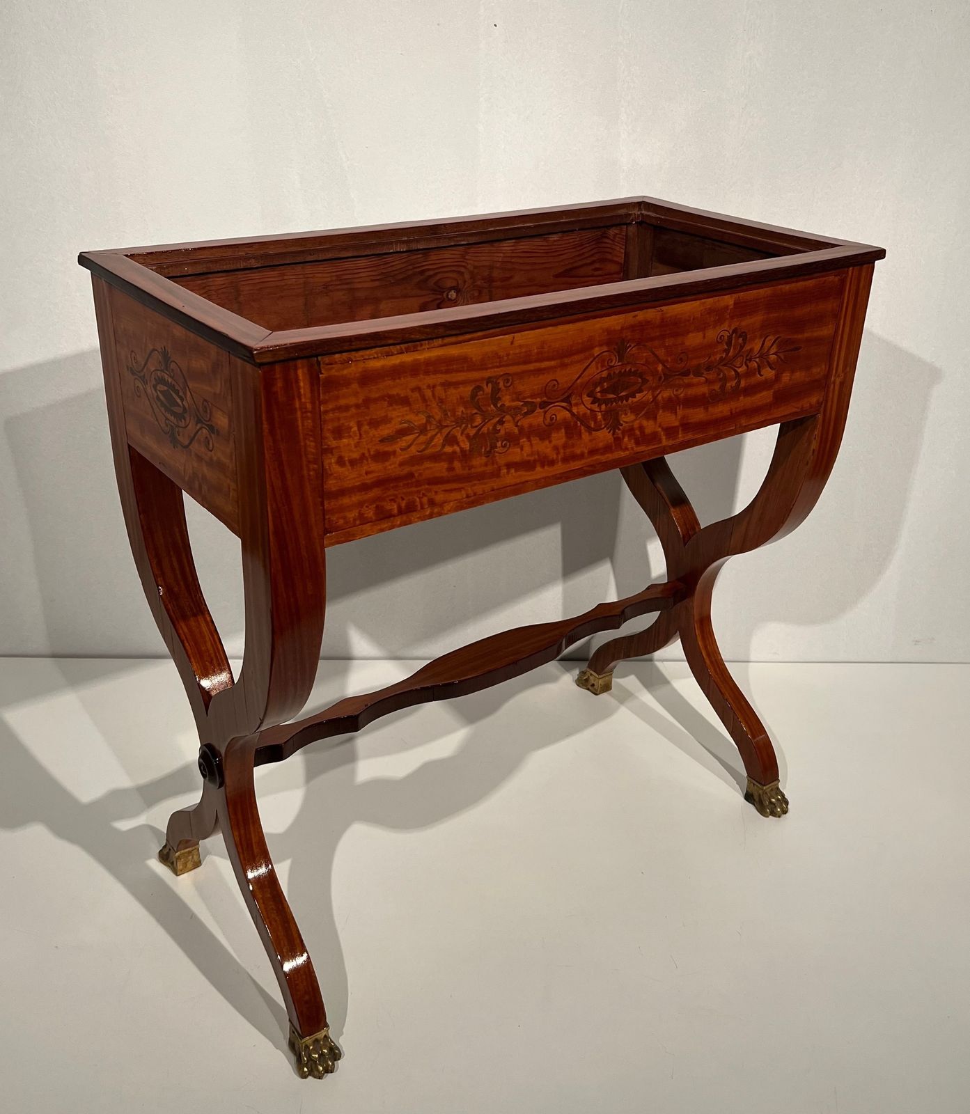 photo vinterior Mahogany Jardinière With Amaranth Inlay And "X" Base And Bronze Claw Feet From The Charles X Period